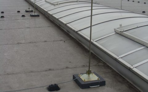 piorunochron instalacja odgromowa na dachu budynku przemysłowego