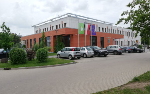 Budynek Urząd Gminy w Suwałkach latem parking